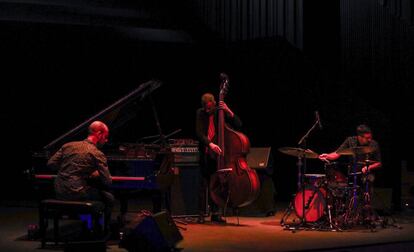 Shari Maestro (piano), Chris Morrissey (contrabajo) y Mark Guiliana (batería), en el concierto de ayer de Mark Guiliana Jazz Trío.