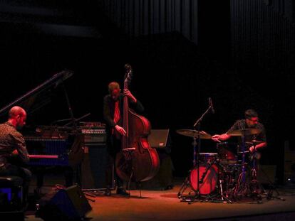 Shari Maestro (piano), Chris Morrissey (contrabajo) y Mark Guiliana (bater&iacute;a), en el concierto de ayer de Mark Guiliana Jazz Tr&iacute;o. 