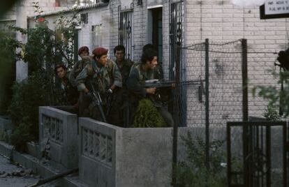 Guerrilleros del Frente Farabundo Mart&iacute; de Liberaci&oacute;n en un enfrentamiento con el Ej&eacute;rcito, en San Salvador, en 1989.