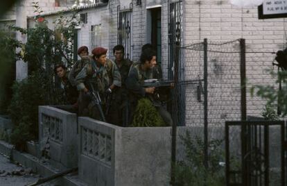Guerrilleros del Frente Farabundo Martí de Liberación en un enfrentamiento con el Ejército, en San Salvador, en 1989.