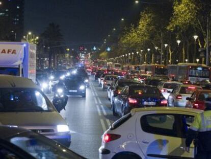 Atasco en la avenida Diagonal, en Barcelona. 