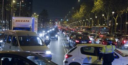 Atasco en la avenida Diagonal, en Barcelona. 