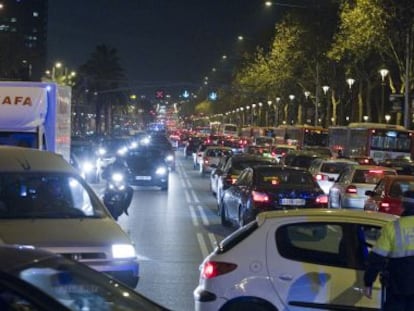 Atasco en la avenida Diagonal, en Barcelona. 