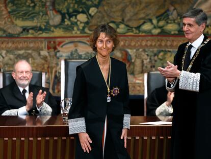 Laura Díez, el pasado 9 de enero, junto al presidente del Tribunal Constitucional, Pedro González-Trevijano, a la derecha, en su toma de posesión como nueva magistrada del Tribunal Constitucional.