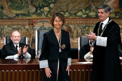 Laura Díez, junto al presidente del Tribunal Constitucional, Pedro González-Trevijano, durante su toma de posesión como nueva magistrada del Tribunal Constitucional. 