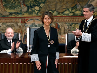 Laura Díez, junto al anterior presidente del Constitucional, Pedro González-Trevijano, el pasado 9 de enero durante su toma de posesión como nueva magistrada del tribunal.