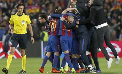 El árbitro Aytekin junto a los jugadores del Barça.
