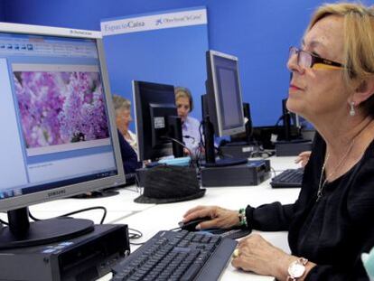 Dos usuarias del EspacioCaixa Madrid participan en un curso de retoque fotogr&aacute;fico.