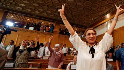 La alcaldesa de Túnez, Souad Abderrahim, celebra su victoria en las urnas, el pasado julio.