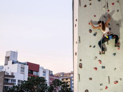 Una escaladora en el rocódromo Pirqa, en Lima (Perú).