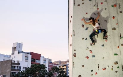 Una escaladora en el rocódromo Pirqa, en Lima (Perú).