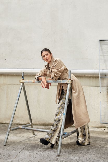 Gabardina de GERARD DAREL, pantalón de ZENDAYA x TOMMY HILFIGER, botas de LONGCHAMP y pendientes de UNO DE 50.