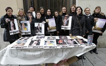 Las madres de Montserrat posan frente al Palau de la Generalitat valenciana el pasado 14 de diciembre. Un grupo de madres del colegio de la localidad crearon un calendario erótico para poder financiar el transporte de sus hijos y denunciar la retirada de la línea de transporte escolar suprimida por la Generalitat.