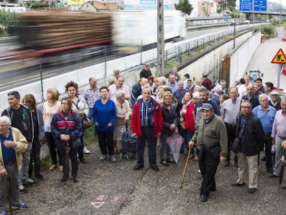 Vecinos de Chapela, al borde de la autopista que Fomento ampl&iacute;a al pie de sus casas.