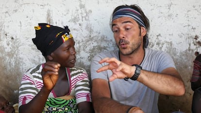 José Antonio conversando con una mujer congoleña.