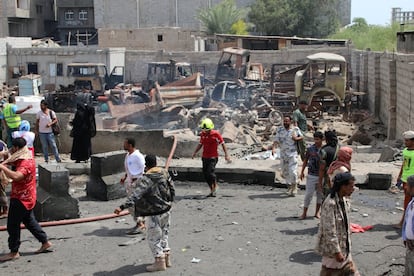 Un grupo de ciudadanos inspecciona los daños producidos por la explosión de un coche bomba en la ciudad sureña de Aden, el pasado 13 de marzo. Al menos tres personas murieron y más de 20 resultaron heridas, entre ellas civiles, en un ataque asumido por el grupo yihadista Estado Islámico (EI) en la entrada de una base de las fuerzas de seguridad respaldadas por Emiratos Árabes Unidos.