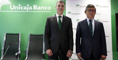 De izquierda a derecha, el director general de Finanzas de Unicaja Banco, Pablo González, y el consejero delegado, Ángel Rodríguez de Gracia.