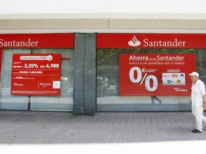 Una oficina del Banco Santander. / ALBERT GEA (REUTERS)