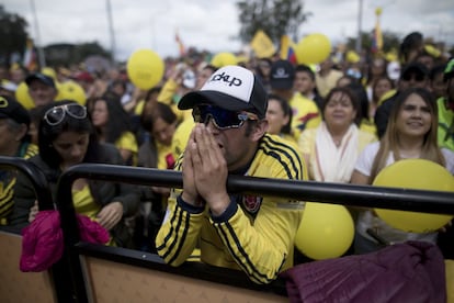 Un aficionado al ciclismo mira la transmisión en vivo de la etapa final del Tour de Francia en Zipaquirá (Colombia).