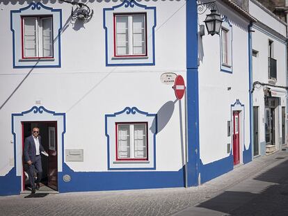 Casas
blancas en el pueblo
alentejano de Alcáçovas.