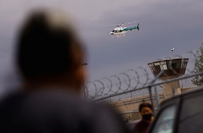 Un helicóptero de la Policía sobrevuela el centro penitenciario luego de que las autoridades lograran controlar el motín.