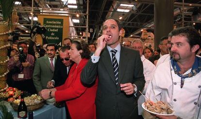 Francisco Camps, Rita Barber&aacute; y Carlos Fabra, en el pabell&oacute;n valenciano en Fitur, en la edici&oacute;n de 2004.