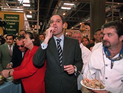 Francisco Camps, Rita Barberá y Carlos Fabra, en el pabellón valenciano en Fitur, en la edición de 2004.