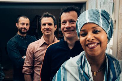 La cantante africana Sahra Halgan, junto a los componentes de su banda.