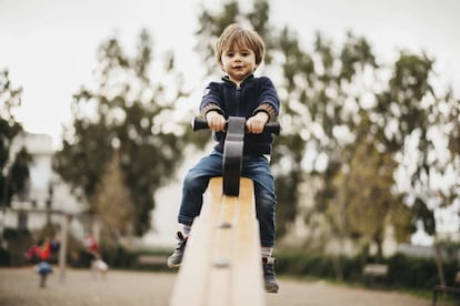 Un niño juega en un parque infantil. 