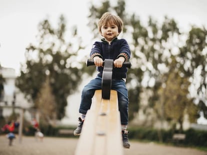 Un niño juega en un parque infantil. 