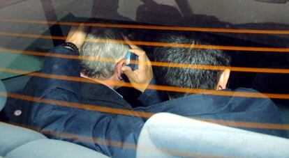 Nené Barral, hablando por el móvil, dentro de un coche policial cuando fue detenido en mayo de 2001.