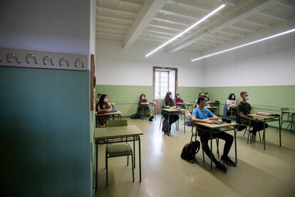 Alumnos de segundo de Bachillerato del instituto Rosalía de Castro de Santiago de Compostela, el lunes.