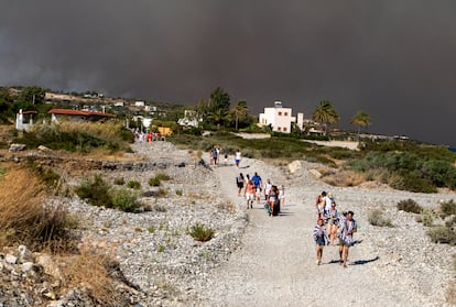 Turistas evacuados este sábado en Rodas.