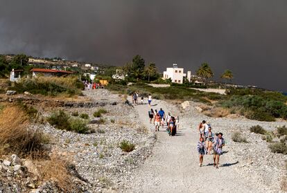 Turistas evacuados este sábado en Rodas.