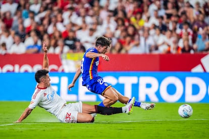 Adrián Liso marca el segundo tanto del partido para completar su doblete particular.