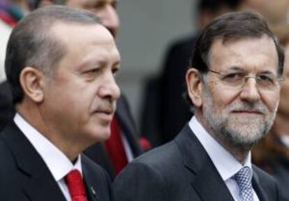 El jefe del Gobierno, Mariano Rajoy (dcha), y el primer ministro turco, Recep Tayyip Erdogan, posan para la foto de familia hoy en el Palacio de la Moncloa.