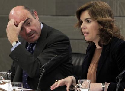 La vicepresidenta del Gobierno, Soraya S&aacute;enz de Santamar&iacute;a, y el ministro de Econom&iacute;a y Hacienda, Luis de Guindos