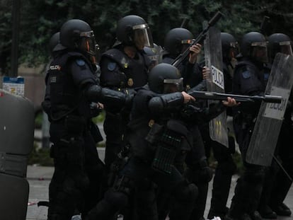 La Policía, durante los disturbios del pasado octubre en Barcelona.