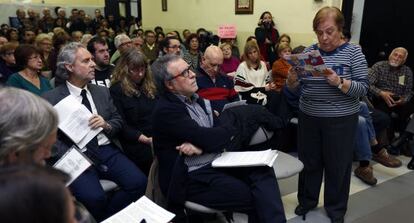 Vecinos en el pleno de la junta de distrito del Mar&iacute;timo en Valencia.