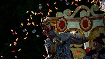 Un rey mago lanza caramelos desde una cabalgata en Sevilla, donde cada 5 de enero se regalan 20 millones de golosinas.