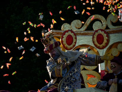 Un rey mago lanza caramelos desde una cabalgata en Sevilla, donde cada 5 de enero se regalan 20 millones de golosinas.