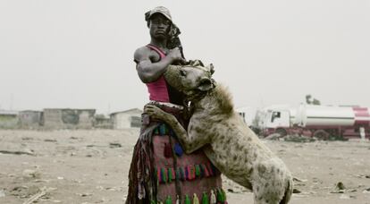 Abdullahi Mohammed con su hiena amaestrada Mainasara (Nigeria 2007).