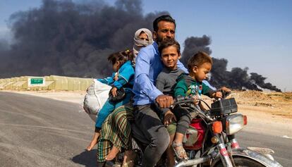 Una familia de desplazados abandona el pasado octubre la ciudad kurda de Ras al Ain. 