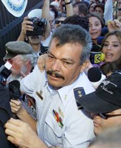 El coronel Pedro Soto a su llegada ayer a la base aérea.