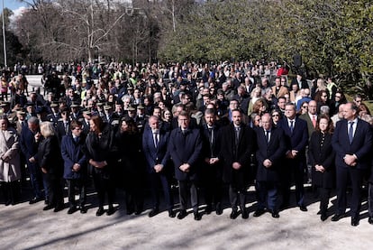 El presidente del PP, Alberto Núñez Feijóo (centro), junto a otros cargos y autoridades, asiste este lunes al acto en conmemoración del 20º aniversario de los atentados del 11-M, en el Bosque del Recuerdo del parque de El Retiro.
