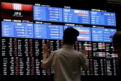 Un operador bursátil, en el mercado de acciones de Tokio.