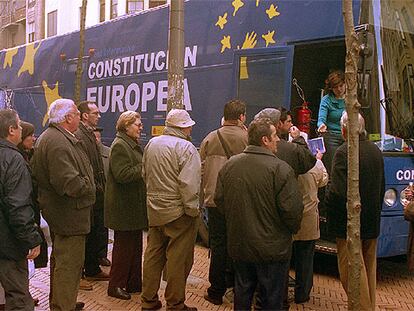 Varios ciudadanos esperan a ser atendidos, ayer, en el Bus Informativo de la Constitución Europea, detenido en Barakaldo.