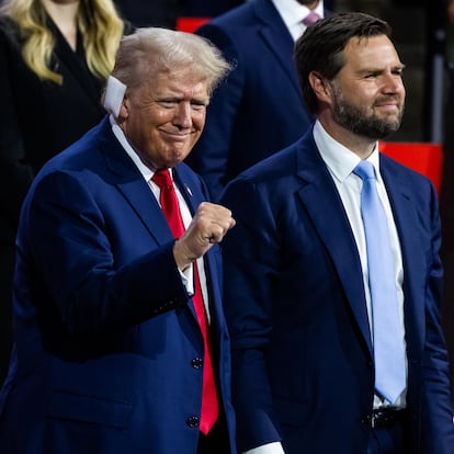 Milwaukee (United States), 15/07/2024.- Republican presidential nominee and former President Donald Trump (L) alongside his vice presidential nominee JD Vance (R), look on during the evening session on the opening day of the Republican National Convention (RNC) at the Fiserv Forum in Milwaukee, Wisconsin, USA, 15 July 2024. The convention comes just a few days after a 20-year-old Pennsylvania man attempted to assassinate former president and current Republic presidential nominee Donald Trump. The RNC is being held 15 to 18 July 2024 and is where delegates from the Republican Party select their nominees for president and vice president in the 2024 US presidential election. EFE/EPA/JIM LO SCALZO
