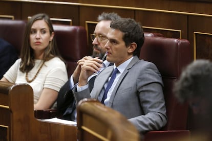 El líder de Ciudadanos, Alber Rivera, junto al portavoz parlamentario, Juan Carlos Girauta, y la diputada Melisa Rodríguez.