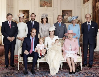 La familia real británica y los Middleton posan en Sandringham el 5 de Julio de 2015 tras el bautizo de Carlota. 